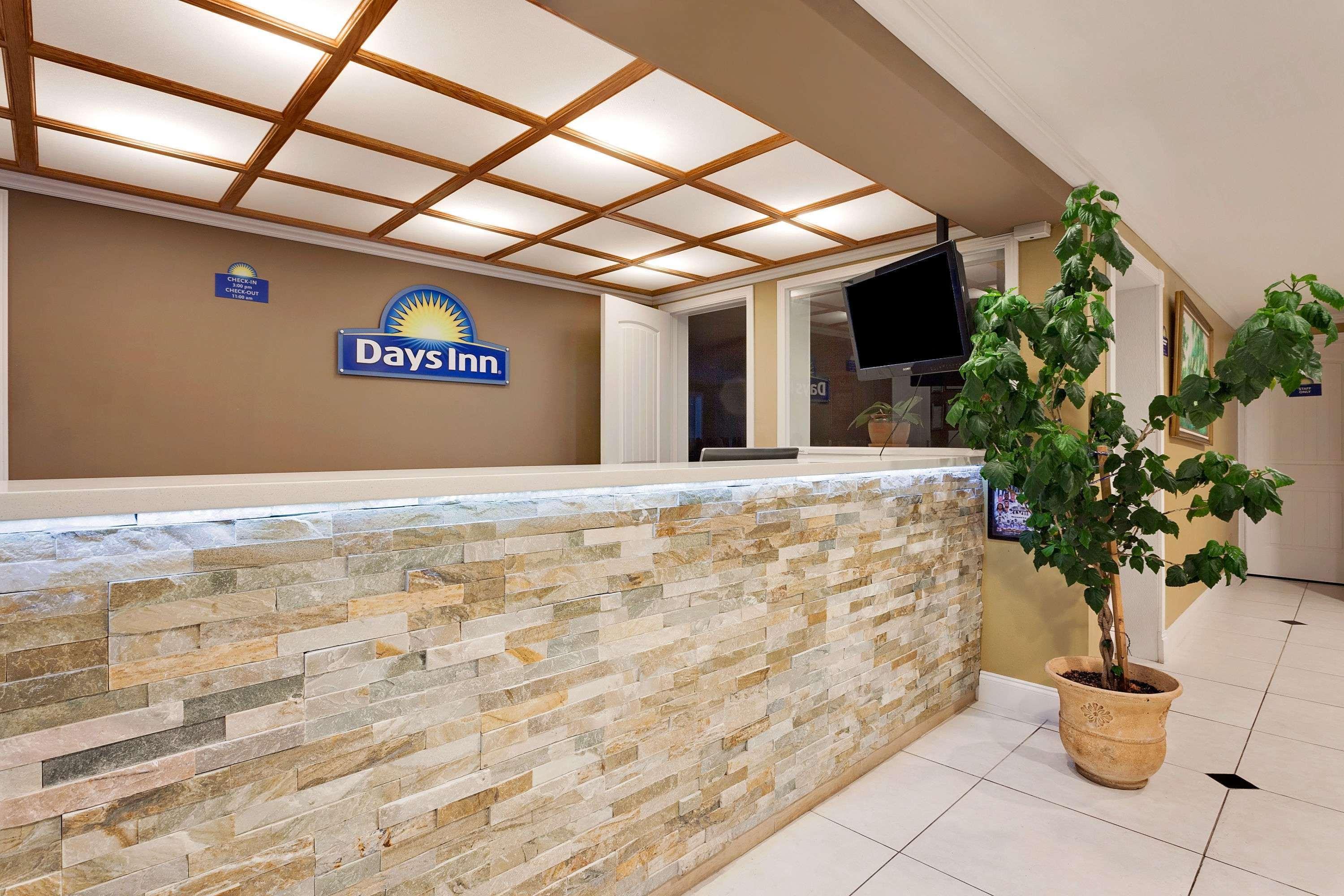 Days Inn By Wyndham Lakewood South Tacoma Exterior photo