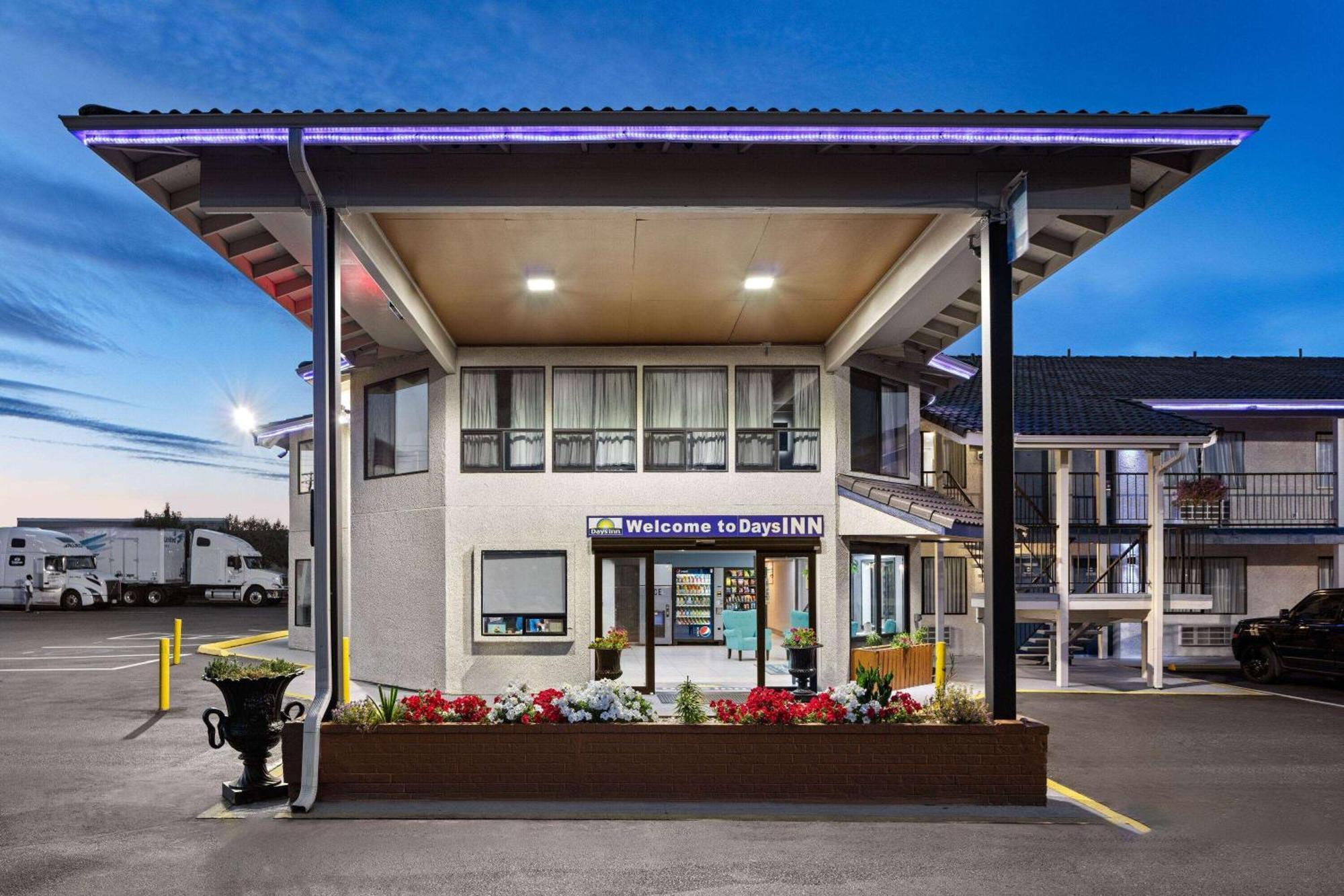 Days Inn By Wyndham Lakewood South Tacoma Exterior photo