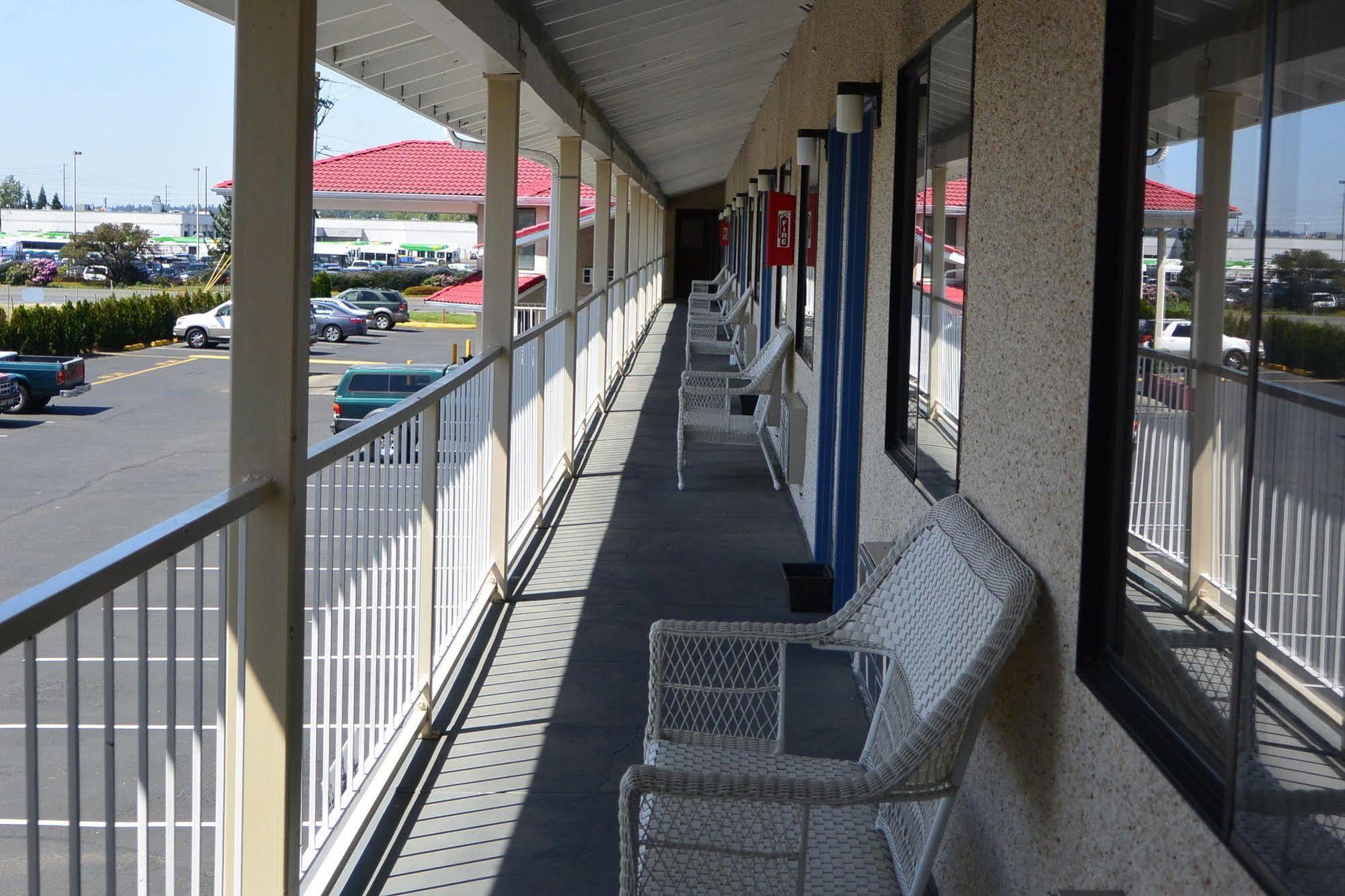 Days Inn By Wyndham Lakewood South Tacoma Exterior photo